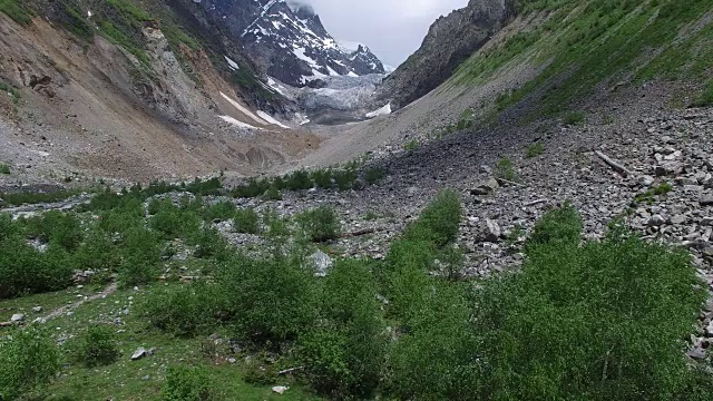 飞越峡谷中旅行者的营地视频素材