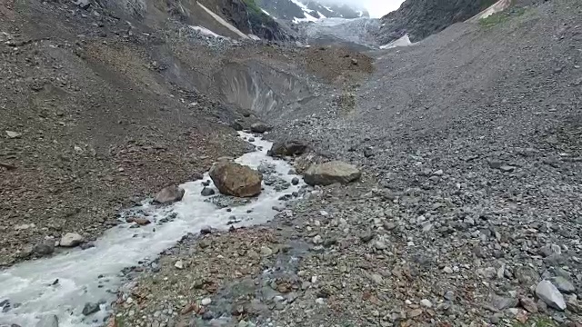 飞越峡谷中的河流视频素材