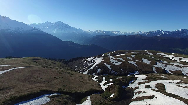 神奇的飞越高山高原视频素材