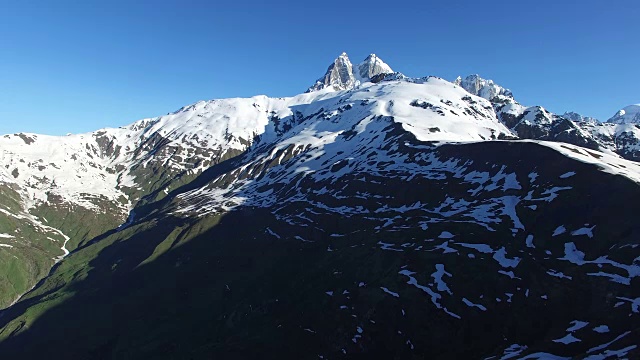 乌斯巴峰旁边的高山高原鸟瞰图视频素材