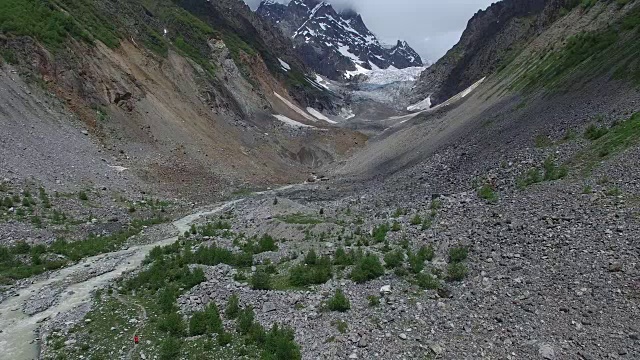 冰川前面的山峡鸟瞰图视频素材