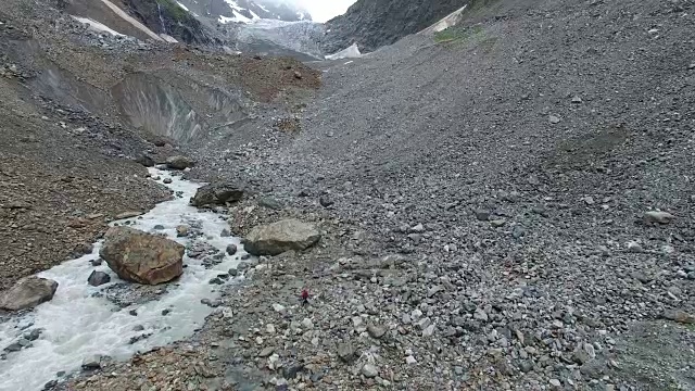 飞机上的女人旅行者和狗谁走在一个山峡谷视频素材