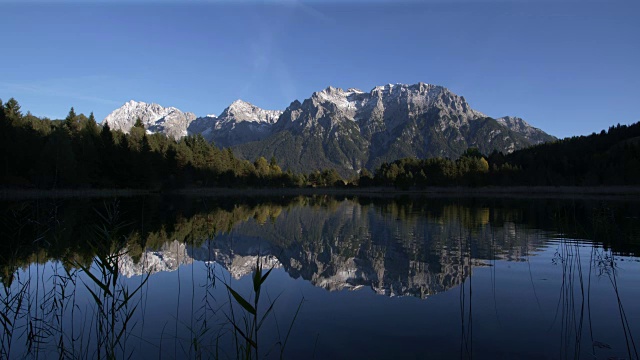 卢滕泽湖和卡温德尔山脉。Mittenwald, Garmisch-Partenkirchen, Luttensee, Karwendel, Werdenfelser Land，上巴伐利亚，巴伐利亚阿尔卑斯山，巴伐利亚，德国，欧洲。视频素材