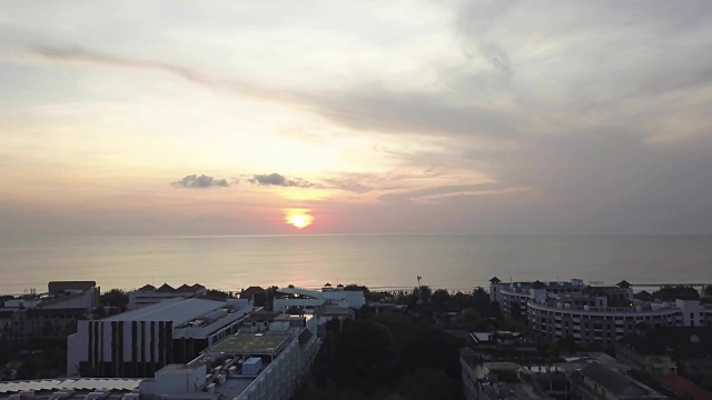 屋顶阳光鸟瞰图，海景。海面上日落时郊区村庄房屋的鸟瞰图视频素材