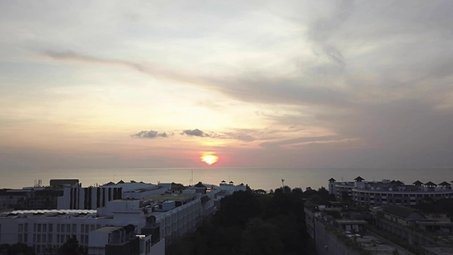 屋顶阳光鸟瞰图，海景。海面上日落时郊区村庄房屋的鸟瞰图视频素材