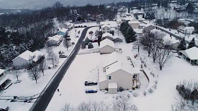 缓慢向前推进的冬季住宅区鸟瞰图视频素材