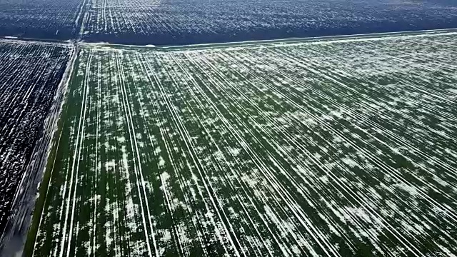 春季鸟瞰图中被雪覆盖的谷地。视频素材