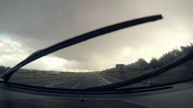 超广角视图时间流逝驾驶在雨中视频素材