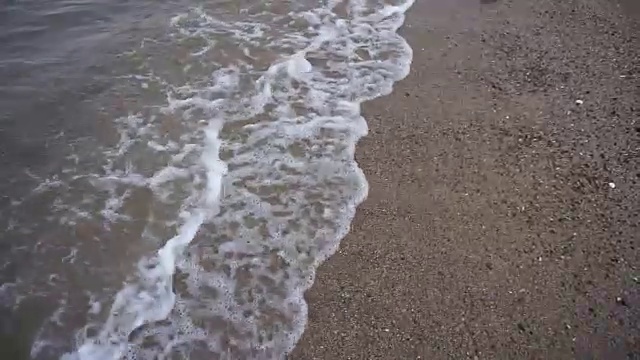 海浪卷起沙滩的镜头视频素材