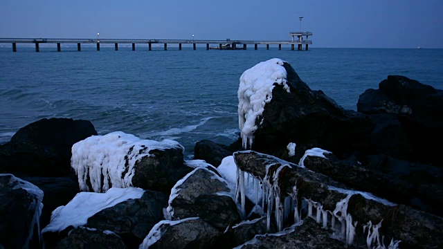 冬季黑海海景，布尔加斯湾，保加利亚。蓝色小时日落。视频素材