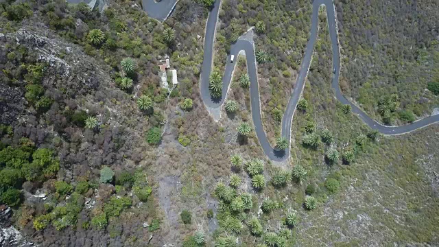 4k无人机鸟瞰特内里费加那利岛弯曲道路视频下载