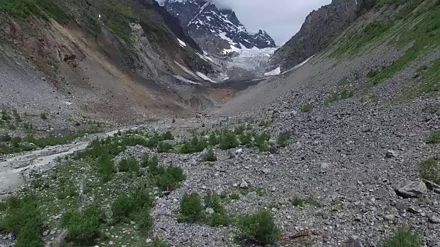 冰川前面的峡谷鸟瞰图。视频素材