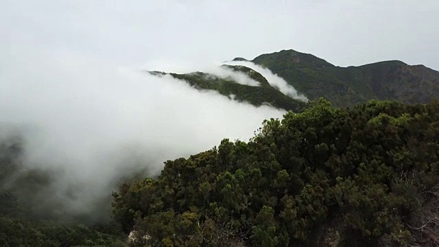 西班牙特内里费加那利群岛上空的4k无人机景观云视频下载