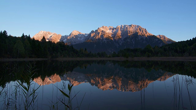 卢滕泽湖和卡温德尔山脉。Mittenwald, Garmisch-Partenkirchen, Luttensee, Karwendel, Werdenfelser Land，上巴伐利亚，巴伐利亚阿尔卑斯山，巴伐利亚，德国，欧洲。视频素材