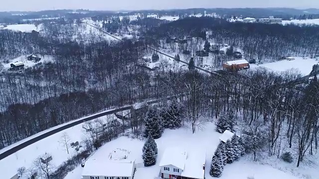 前空中向上倾斜的冬季住宅区视频素材