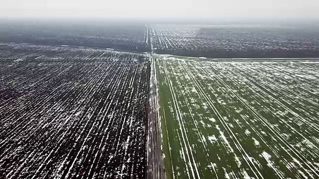 春季鸟瞰图中被雪覆盖的谷地。视频素材