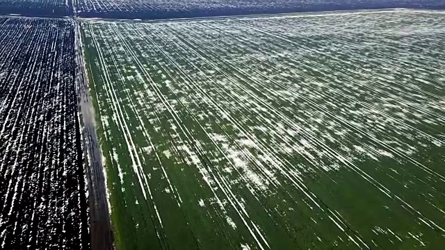 春季鸟瞰图中被雪覆盖的谷地。视频素材