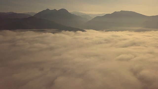 4K:云雾中有山。视频素材