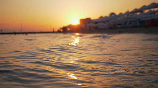 夏日的海景和度假胜地，金色的夕阳视频素材