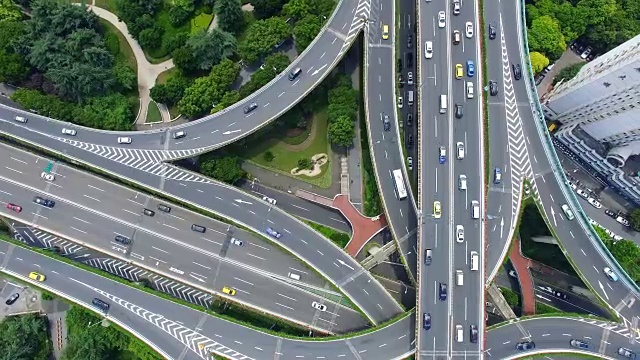 上海多条高速公路和立交桥高峰时段交通鸟瞰图视频素材