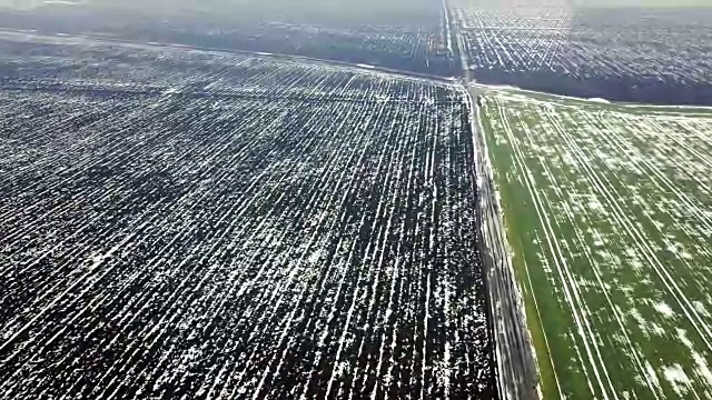 春季鸟瞰图中被雪覆盖的谷地。视频素材