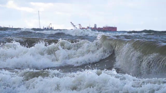 恶劣天气下的暴风雨海浪气旋飓风风慢镜头大海海水，大浪海浪溅海滩。视频素材