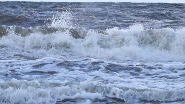 恶劣天气下的暴风雨海浪气旋飓风风慢镜头大海海水，大浪海浪溅海滩。视频素材