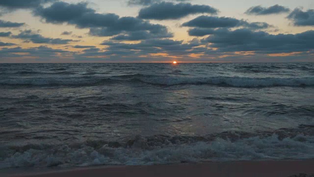 美丽的日落在海滩上，惊人的颜色，光束透过云景在海景。海上日落。海滩上的日出。海滩上的日落。在海上日落。海上日出视频素材