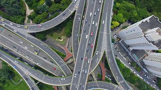 上海多条高速公路和立交桥高峰时段交通鸟瞰图视频素材