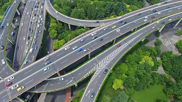 上海多条高速公路和立交桥高峰时段交通鸟瞰图视频素材