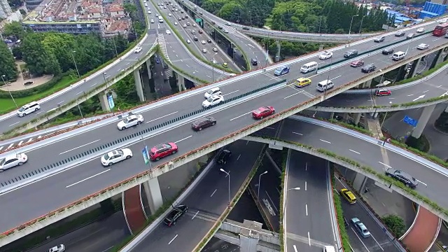 上海多条高速公路和立交桥高峰时段交通鸟瞰图视频素材