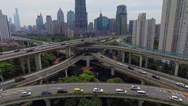 上海多条高速公路和立交桥高峰时段交通鸟瞰图视频素材