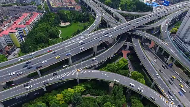 上海多条高速公路和立交桥高峰时段交通鸟瞰图视频素材