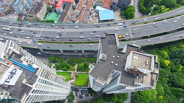 上海多条高速公路和立交桥高峰时段交通鸟瞰图视频素材