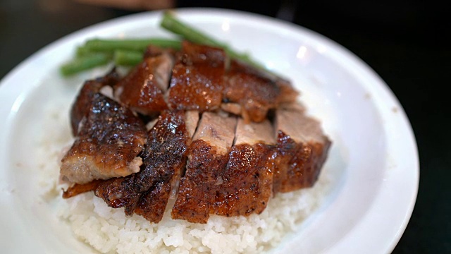 吃烤鹅，皮酥脆，肉嫩多汁视频素材