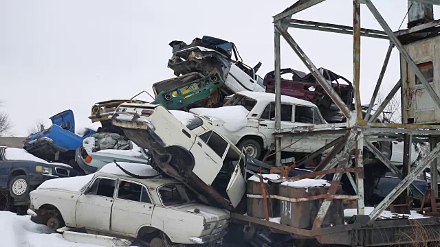 旧汽车、废金属、垃圾场、废弃垃圾填埋场、视频车辆、汽车冬季户外视频素材