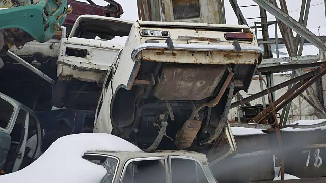 旧汽车、废金属、垃圾场、户外、废弃垃圾填埋场、视频车辆、汽车、冬季视频素材