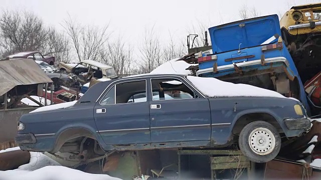 旧汽车、废金属、垃圾场、弃置垃圾填埋场、户外处理、视频车辆、汽车、冬季视频素材