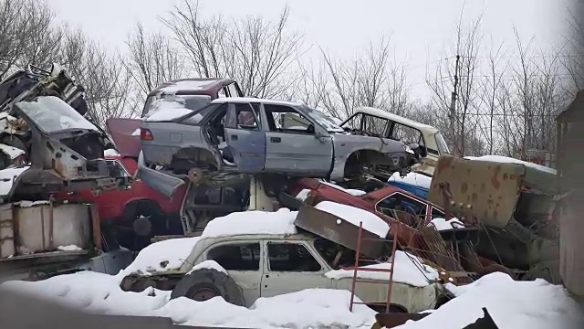 废旧汽车、废铁、垃圾场、垃圾填埋场、视频汽车、户外汽车、冬季汽车视频素材