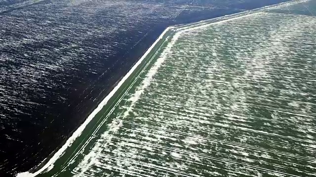 春季鸟瞰图中被雪覆盖的谷地。视频素材