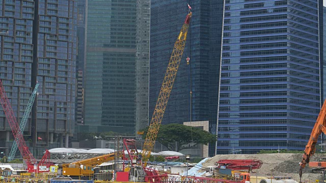 重型机械在城市的建筑工地帮助工人。视频素材