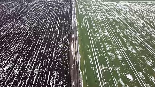 春季鸟瞰图中被雪覆盖的谷地。视频素材