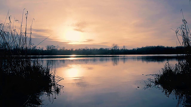 夕阳下美丽的湖泊。日落河。视频素材