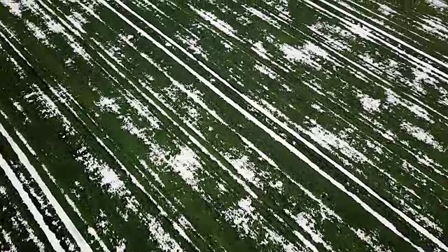 春季鸟瞰图中被雪覆盖的谷地。视频素材