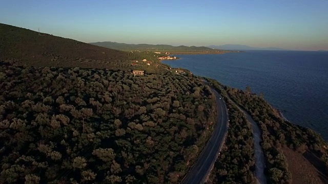 海岸边有村舍，青山绿水，海阔天空视频素材