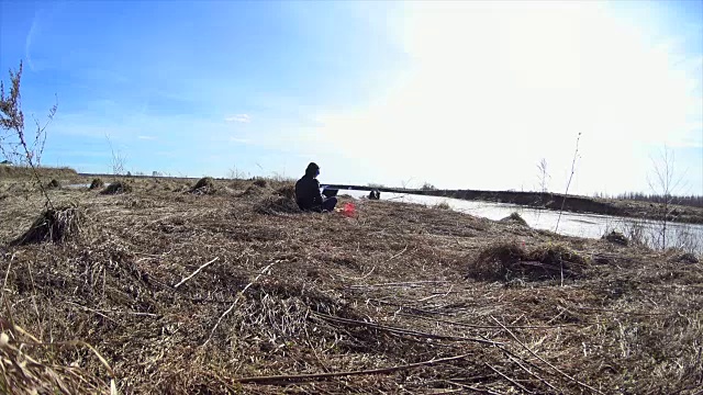 小女孩在河边写博客，在外面用笔记本电脑打字视频素材