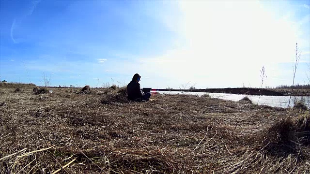 女孩用笔记本电脑，在键盘上打字视频素材