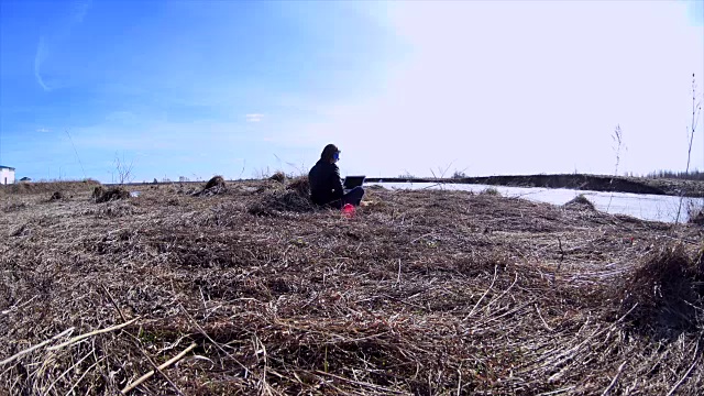 在河边工作时使用笔记本电脑的自由职业者视频素材