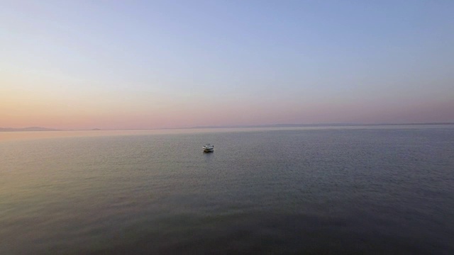 海阔天空夜景，孤舟天涯视频素材