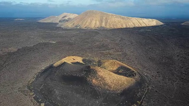 Timanfaya国家公园附近的火山谷鸟瞰图和蒙大拿布兰卡，兰萨罗特，加那利群岛，西班牙视频素材